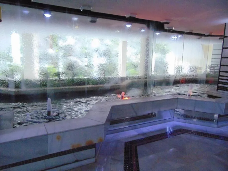 Lux. Frontbeach-Terrace. 5 Pools.Tv. 2 A.C.Netflix Benalmádena Apartamento